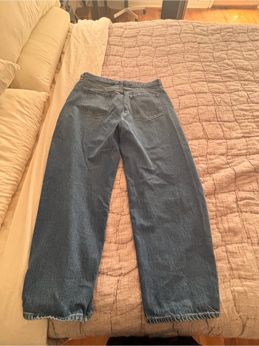 GAP Barrel High Rise Jeans
Size 32 / 14R
Excellent Used Condition - Picture 3 of 7